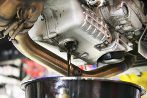cambio de aceite drenaje de aceite de coche repara tu coche en Reus Tarragona